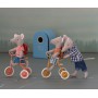 Tricycle Maileg et on garage
