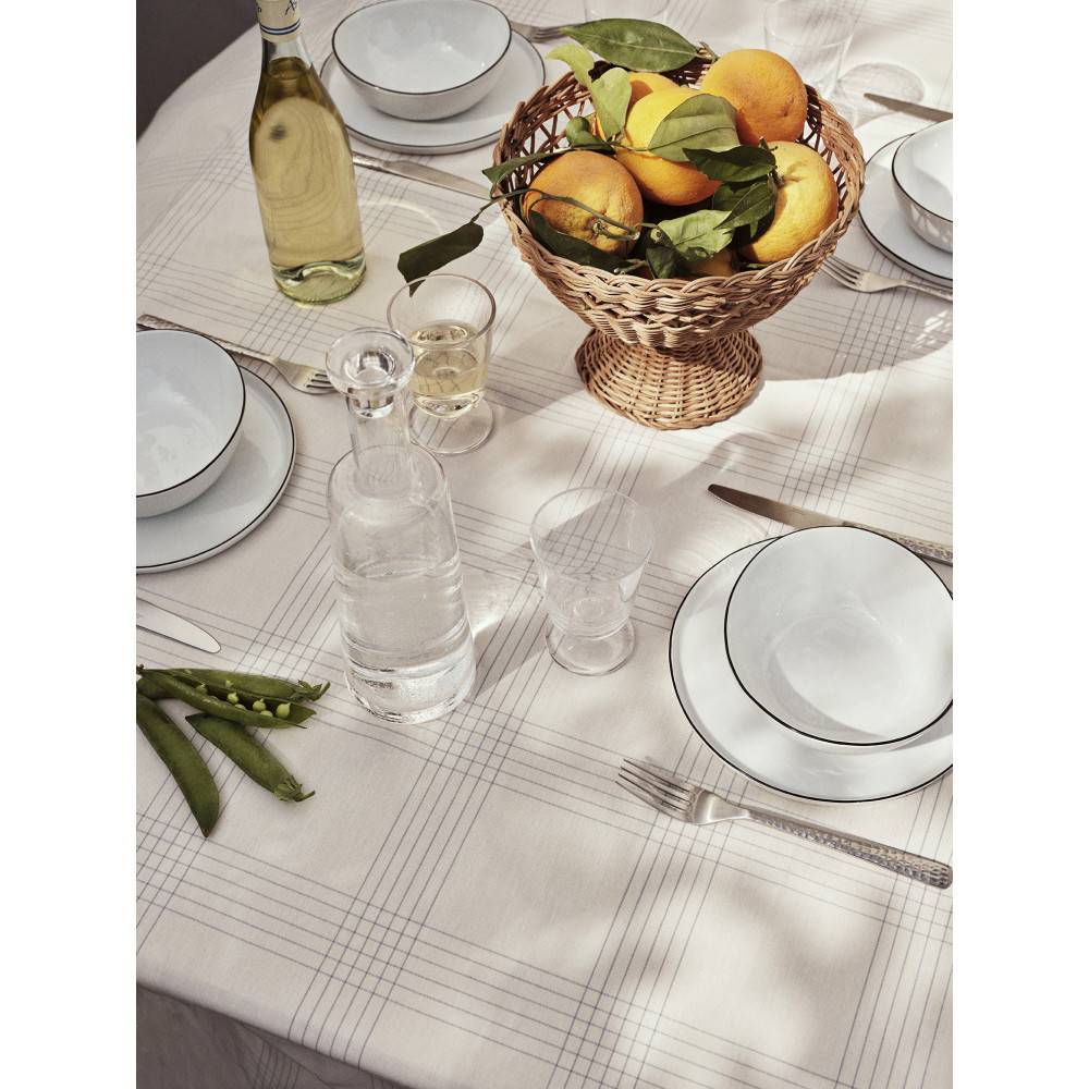 Hérisson avec corbeille de fruits - France