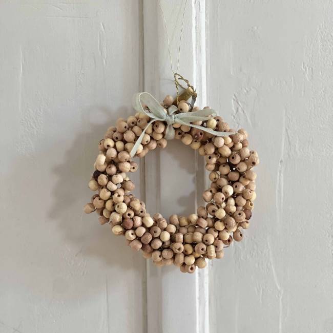 Petite couronne en perles de bois