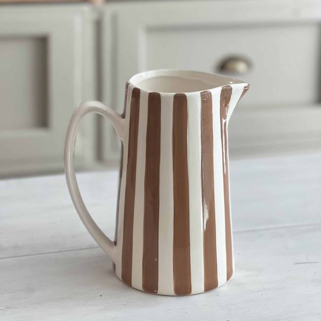 Pichet en grès marron à rayures - Élégance artisanale à table