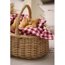 Panier en osier avec tissu à carreaux et biscuits