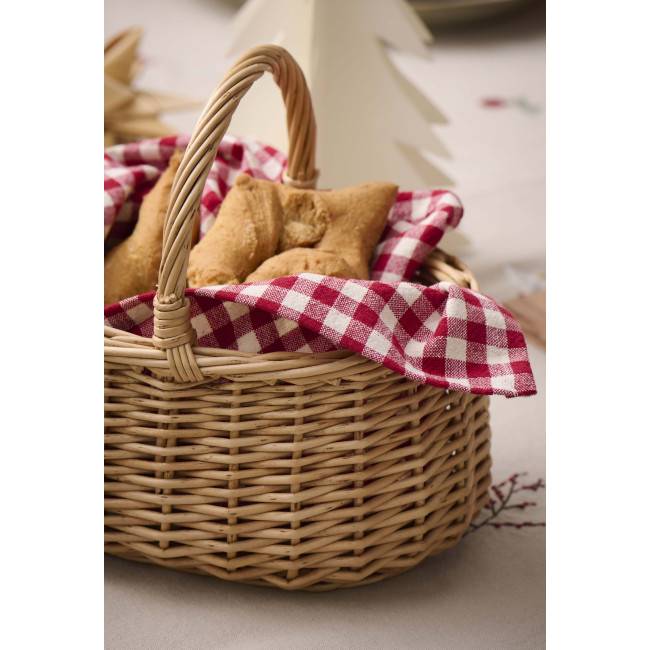 Panier en osier avec tissu à carreaux et biscuits