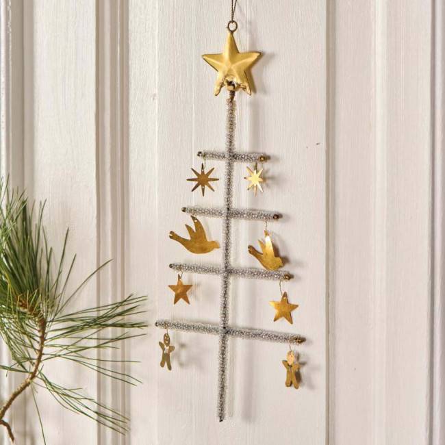 Sapin de Noël avec ornements en laiton Magie et souhaits