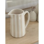 Pichet en céramique à rayures beige