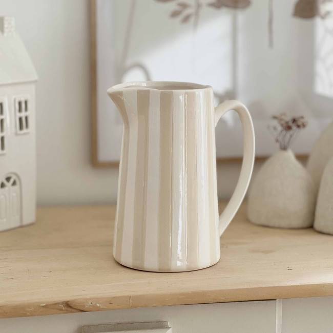 Pichet en céramique à rayures beige