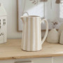 Pichet en céramique à rayures beige