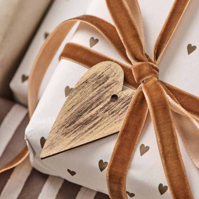 Rouleau de papier cadeau à cœurs bruns