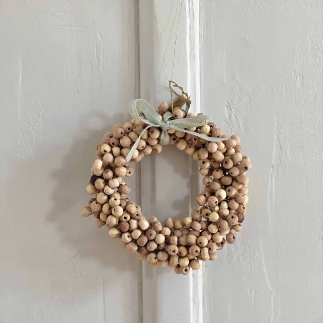 Petite couronne décorative en perles de bois