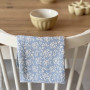 Torchon en coton Agathe bleu fleurs blanches