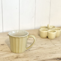 Tasse en grès ocre jaune