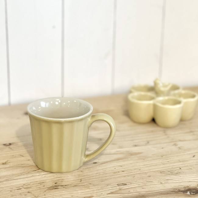 Tasse en grès ocre jaune