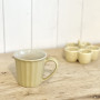 Tasse en grès ocre jaune