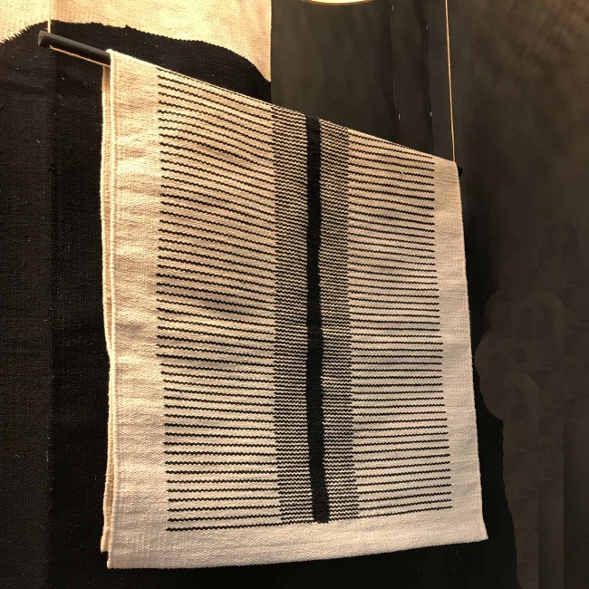 Tapis de coton motif lignes noires